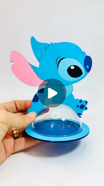 By Yeni Digital files - svg and studio desings on Instagram: "Stitch es uno de los personajes más pedidos, desde que comencé con la papelería e han pedido cajitas y dulceros, y bueno después de tanto esperar por fin aquí está!  Y como - mi me encanta ofrecerles distintas opciones, prepárense porque se viene más de este bello personaje 🫶🏻  ••••••••••••••••••••••••••••••••••••••••••••••••••• #stitch #stitchlover #stitchaddict #lilo #liloandstitch  #sanvalentin #14defebrero #diadelamor #handmade #studio #svgfile #candybox #layers #papercrafts #handmadecrafts #handmade #ornament #paper #papeleriacreativa #viral #amor #cretive #arteenpapel #amistad #decorationsparty #love#trending" Stitch Treat Ideas, Diy Stitch Crafts, Lilo And Stitch Diy, Cumple De Stitch Ideas, Stitch Centerpieces, Stitch Doodle, Stitch Template, Diy Party Bags, Diy Stitch