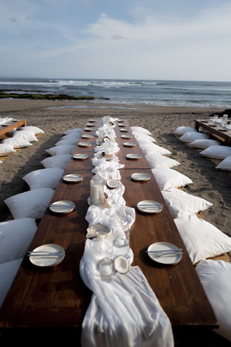 wedding in bali Bali Wedding Table Settings, Beach Wedding Aesthetic, Beach Wedding Setup, Outdoor Beach Wedding, Wedding Bali, Elegant Beach Wedding, Beach Wedding Tables, Wedding In Bali, Party Anthem