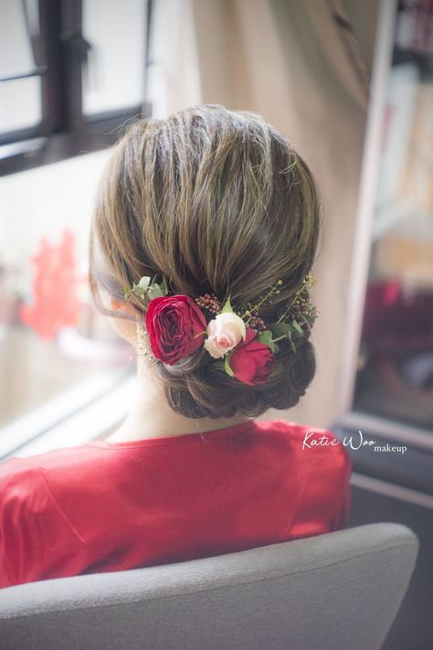 Wedding Bun Hairstyle, Messy Bun Styles, Bun With Flowers, Hairstyles Juda, Curled Hairstyles For Medium Hair, Intricate Braids, Hairstyle Ideas Easy, Wedding Bun, Flower Bun