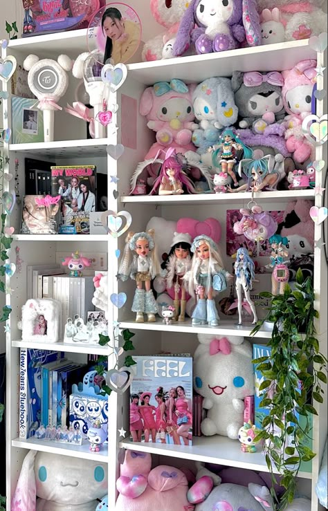 room inspo shelves ~ kpop, sanrio, bratz, anime 🤍 Sanrio Collection Display, Toys Wardrobe, Bratz Room Decor, Room Inspo Anime, Kawaii Anime Room, Plushies Room, Kawaii Gaming Room, Anime Room Aesthetic, Kpop Room Ideas