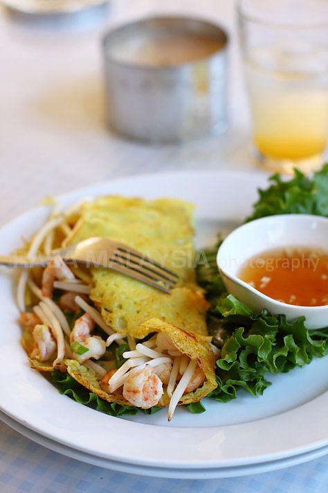 Banh Xeo Recipe (Sizzling Saigon Crepes) - Vietnamese coconut crepes with pork, shrimp, and bean sprouts Banh Xeo Recipe, Coconut Crepes, Sizzling Rice, Vietnamese Crepes, Vietnamese Pancakes, Best Crepe Recipe, Khmer Food, Banh Xeo, Viet Food