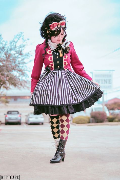 Circus Clothing Aesthetic, Circus Uniform, Victorian Circus Costume, Circus Inspired Outfit, Female Circus Ringleader, Circus 1900 Costumes, Circus Chic, Iconic Poses, Alice And The Pirates