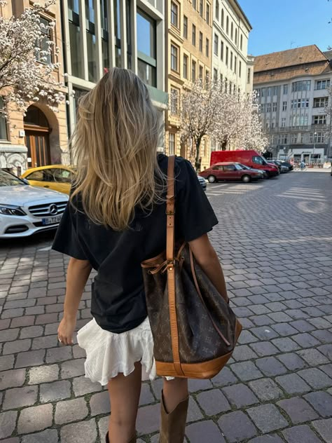 Spring outfit aesthetic louis vuitton sac noé brown boots isabel marant vibes Neverfull Bag Outfit, Louis Vuitton Noe Bag Outfit, Lv Noe Outfit, Outfits With Louis Vuitton Bag, Lv Bag Aesthetic, Lv Neverfull Outfit, Louis Vuitton Sac Noe, Louis Vuitton Bag Aesthetic, Lv Bag Outfit