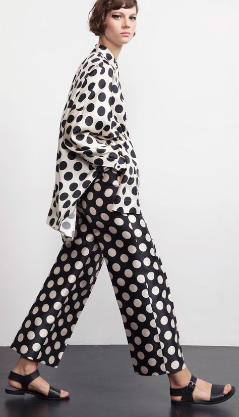 60s Fashion Trends, Dice Kayek, Dots Fashion, Emerging Designers Fashion, 2019 Fashion, Fashion Weeks, Pantalon Large, 60s Fashion, Fall Fashion Trends