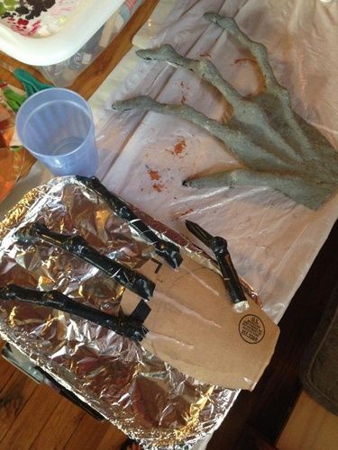 Paper mache hands Diy Floating Halloween Decorations, Paper Mache Halloween, Alien Halloween, Halloween Forum, Stranger Things Halloween, Halloween Props Diy, Casa Halloween, Creepy Halloween Decorations, Harry Potter Halloween