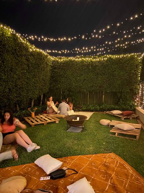 Picnic Fairy Lights, Backyard Concert Party, Sunset Garden Party, Cookout Ideas Backyard, Backyard Night, Diy Outdoor Movie Screen, Coachella Theme, Night Picnic, Sunset Party