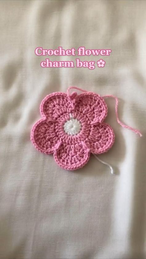 Simple Crochet Flower, Crochet A Flower, Flowers For Beginners, Beginner Crochet Tutorial, Flowers Tutorial, Quick Crochet Patterns, Mode Crochet, Crochet Shop, Simple Crochet