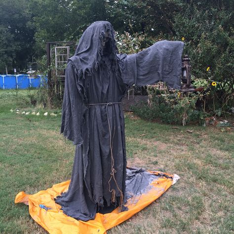 Our grim reaper ! Concrete Grim Reaper Diy, Diy Giant Grim Reaper, Diy Grim Reaper Prop, Diy Reaper, Diy Grim Reaper, Grim Reaper Decoration, Halloween Yard Decorations Diy, Halloween Reaper, Halloween Grim Reaper