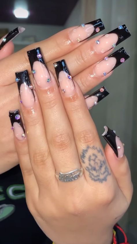 thenailconnection on Instagram: Obsessive worthy 🤩🖤 🎥: @nailsbyvanessita ✨ . . . . . . . . Follow @thenailconnection for more nail inspiration 💅🏽✨✨ #nailsofig #nailart… Black Coffin Nails, Lake Washington, Black Acrylic Nails, Edgy Nails, Nails Design With Rhinestones, French Tip Acrylic Nails, French Acrylic Nails, Short Square Acrylic Nails, Bright Nails