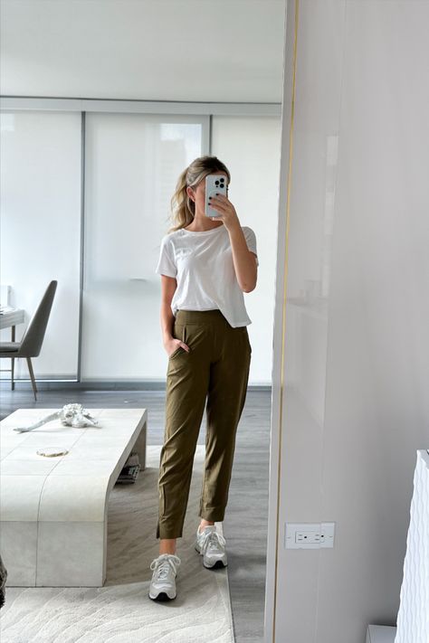 Linen Airport Outfit, Athleta Brooklyn Pants Outfits, Active Travel Outfits, Minimalist Athleisure Outfits, Athleta Travel Outfit Ideas, Athleta Brooklyn Ankle Pant Outfit, Spring Errands Outfit, Physical Therapy Outfit, Outfit For Europe