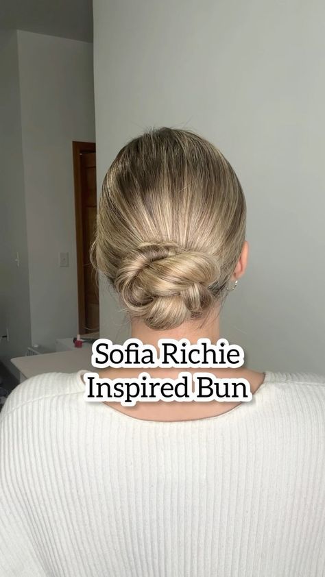 Lainey Ostrom on Instagram: “Sofia Richie inspired bun from her wedding weekend! This bun is so beautiful and elegant. Try and it let me know what you…” Sofia Richie Wedding, Short Hair Bun, Guest Hair, Easy Bun Hairstyles, Hair Bun Tutorial, Tutorial Ideas, Hair Knot, Easy Hair Updos, Hairstyles For Layered Hair