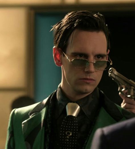 conheça Edward Nygma mais conhecido com charada Gotham City Skyline, Edward Nygma Gotham, City Tumblr, Gotham Characters, Riddler Gotham, Gotham Cast, Cory Michael Smith, Gotham Series, Gotham Villains