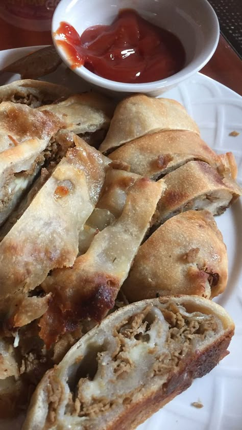 Philly Cheesesteak Stromboli Recipe, Cheesesteak Stromboli Recipe Easy, Cheese Steak Stromboli Recipe, Roast Beef Stromboli, Steak And Cheese Stromboli, Steak Stromboli Recipe Easy, Philly Cheesesteak Stromboli, Pastrami Stromboli, Stromboli Recipe Easy Pillsbury