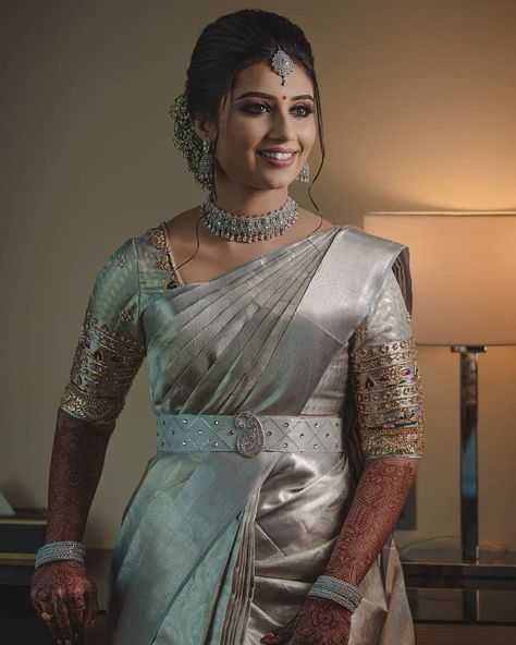 102 Likes, 1 Comments - Chanderi Loom & silk sarees (@chanderiloom) on Instagram: “Follow :- @chanderiloom on Instagram for new designer sarees ..😍😍 . Dm for Credits/Removal . Not…” Reception Look Bride Indian Saree, Saree Belt Designs, Reception Look Bride Indian, Silver Blouse Designs, Belted Saree, Trending Blouse Designs, Wedding Saree Designs, Saree Belt, Trending Blouse