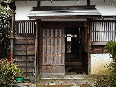 Genkan entrance Japanese Front Porch, Japanese Front Door, Japanese Genkan, Genkan Entrance, Entrance Awning, Japanese Entryway, Interior Design Japanese, Japanese Sliding Doors, Shop Entrance