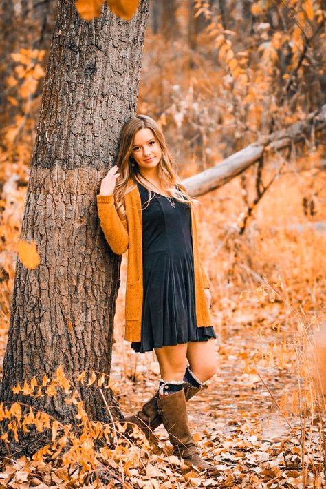 See Photography, Portret Feminin, Senior Portraits Girl, Fall Portraits, Senior Photo Outfits, Senior Picture Outfits, Senior Pictures Poses, Foto Tips, Senior Photoshoot