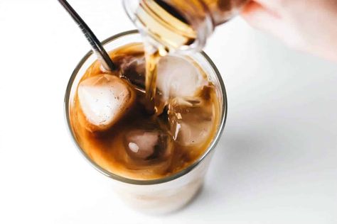 Homemade Vanilla Coffee Syrup: With only a few ingredients, you can make delicious homemade vanilla syrup to flavor your coffee, tea, sodas, and cocktails. Vanilla Coffee Syrup, Homemade Vanilla Syrup, Coffe Drinks, Vanilla Syrup For Coffee, Coffee Zone, Barista Style, Coffee Syrups, Nespresso Recipes, Coffee Creamers