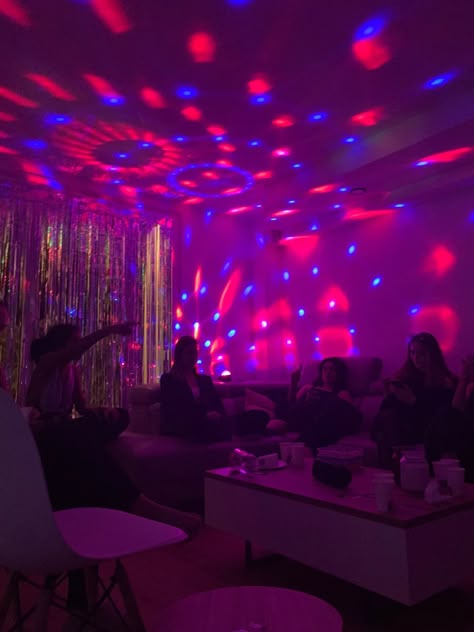 House Party Lighting, Nightclub Party Theme, Basement Birthday Party, Party Basement Ideas, Teen House Party, Birthday House Party Ideas, Small House Party, House Birthday Party Ideas, Birthday House Party