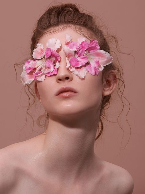 Flower Photoshoot Editorial, Authentic Beauty Concept, Person Photography, Paris Hair, Authentic Beauty, Jewelry Photography Styling, Flower Photoshoot, Headband Jewelry, Emotional Photography