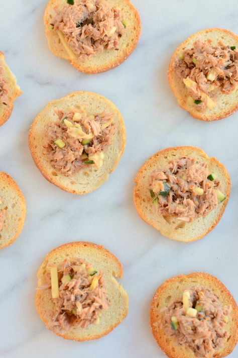 Asian Tuna Salad Cracker Bites | builicious Tuna And Crackers Recipe, Asian Tuna, Cracker Bites, Cold Cut Sandwich, Cold Cut, Bagel Chips, Healthy Tuna, Pork Salad, Light Appetizers