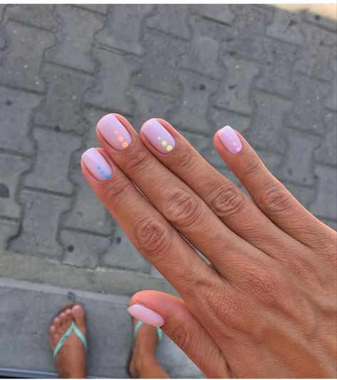 Vacation Nails Short, Unghie Sfumate, Summer Gel Nails, Nagellack Trends, Short Gel Nails, Colorful Nails, Casual Nails, Dots Nails, Cute Gel Nails