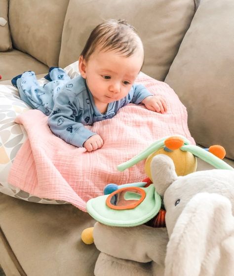 9 Simple Activities to Prevent a Flat Head in Your Baby - Just Simply Mom Boppy Newborn Lounger, Flat Head Baby, Ollie Swaddle, Pregnancy Announcement Sibling, Newborn Lounger, Christmas Pregnancy Announcement, Christmas Pregnancy, Baby Care Tips, Baby Advice