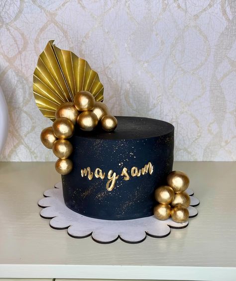 Black cake with golden details 🖤✨ . . . . . . . . #black #blackcake #gold #blackandgold #birthday #birthdaycake #goldcake #cake #cakedesign #morocco #golden #goldencake #goldenball #maghreb Black And Golden Cake Birthday, Black Theme Cake, Bride To Be Cake, Golden Birthday Cakes, Cake Design For Men, Golden Cake, Black Cake, 21st Birthday Cakes, Heart Shaped Cakes