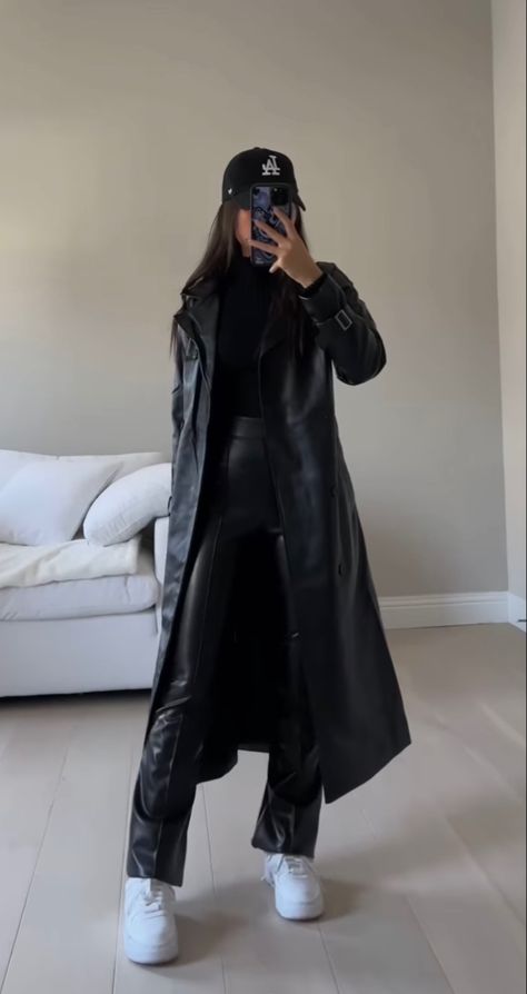 Leather Coat Outfit, Rapper Outfits, Winter Fashion Outfits Casual, Uni Outfits, Leather Jacket Outfits, Leather Trench, Foto Poses, Looks Street Style, Easy Trendy Outfits