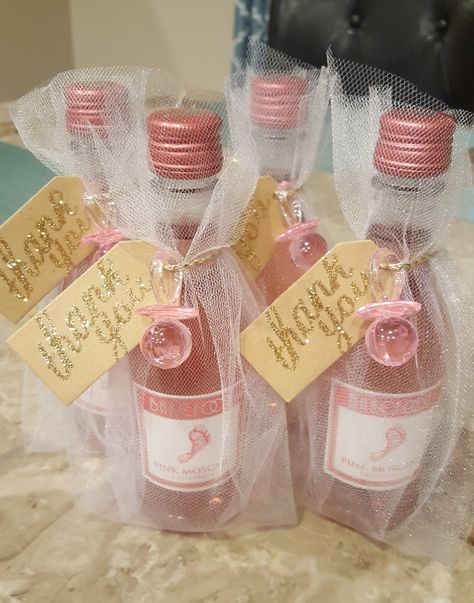 Pink And Gold Party Ideas For Adults, Birthday Dinner Gift Bags, Pretty In Pink Party Favors, 24th Birthday Party Favors, Pink And Gold Party Favors, Bday Favors For Women, Birthday Goodies For Adults, 21st Birthday Souvenir Ideas, 60th Birthday Goodie Bag Ideas