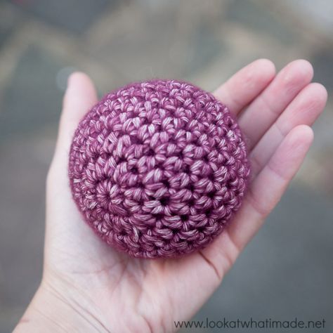 Hdc Crochet Balls in Different Sizes Using Same Formula: also, she uses hdc... Stressball Crochet Pattern, Crochet Sphere Pattern Free, Crochet 8 Ball, Crochet Sphere, Hdc Crochet, Crochet Balls, Ball Pattern, Crochet Ball, Crochet Christmas Decorations