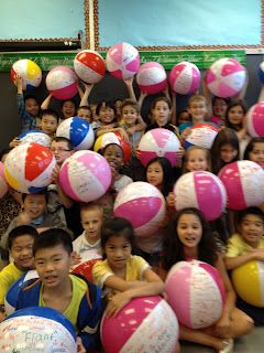 autograph party. sign beach balls instead of yearbooks! Class Party Games, Preschool Yearbook, Primary School Graduation, Gifted Classroom, Elementary Graduation, Kindergarten Party, Picnic Games, Pre K Graduation, School Picnic