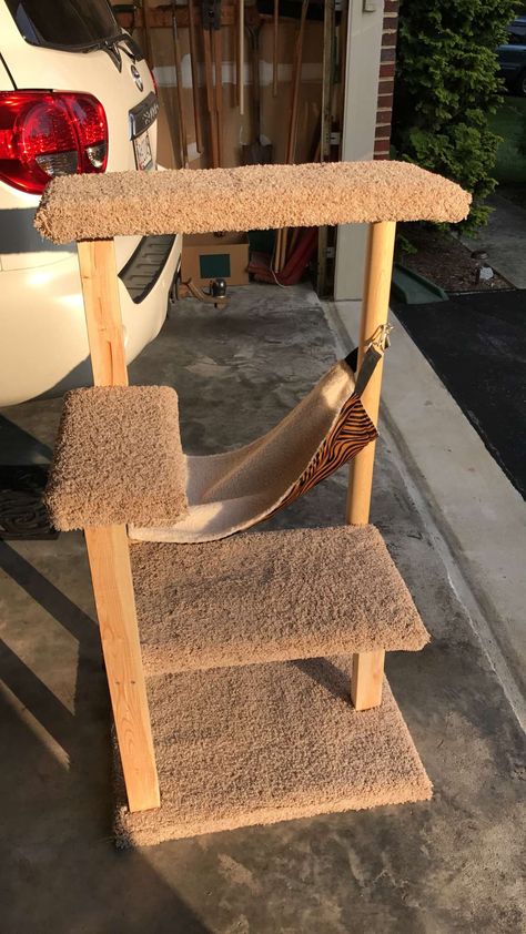 DIY cat tree with hammock Cat Assesories, Hammock Diy, Cat Trees Homemade, Animal Furniture, Diy Cat Tower, Animal Treats, Bunny Room, Diy Hammock, Diy Cat Tree