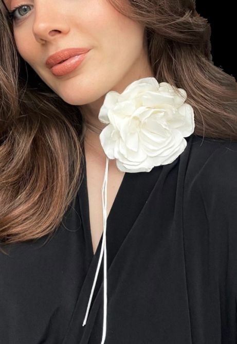 Flower Neck Accessories, Neck Flower Choker Outfit, Flower Choker Outfit, Flowers On Clothes, Flower Necklace Outfit, Chocker Dress, Roses Fashion, Flower Clothes, Choker Outfit