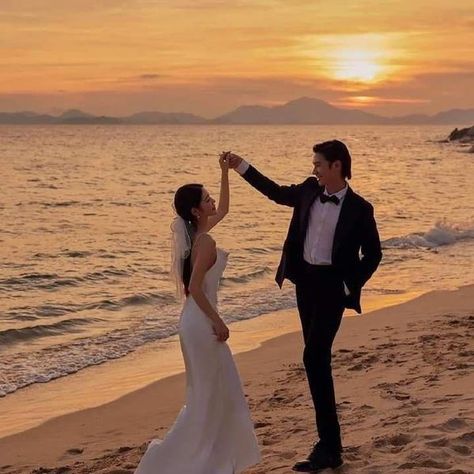 Bride And Groom Beach Wedding Photos, Simple Prewedding Photoshoot, Beach Prewedding, Prenup Photos, Pre Wedding Photoshoot Theme, Pre Wedding Photoshoot Beach, Bali Prewedding, Beach Wedding Groom, Sunset Wedding Photos