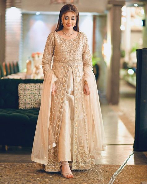 Pakistani Overcoat Dress, Maxi Style Pakistani Dresses, Pakistani Party Wear Dresses, Shadi Dresses, Stylish Wedding Dresses, Pakistani Wedding Outfits, Pakistani Fancy Dresses, Pakistani Fashion Party Wear, Beautiful Pakistani Dresses