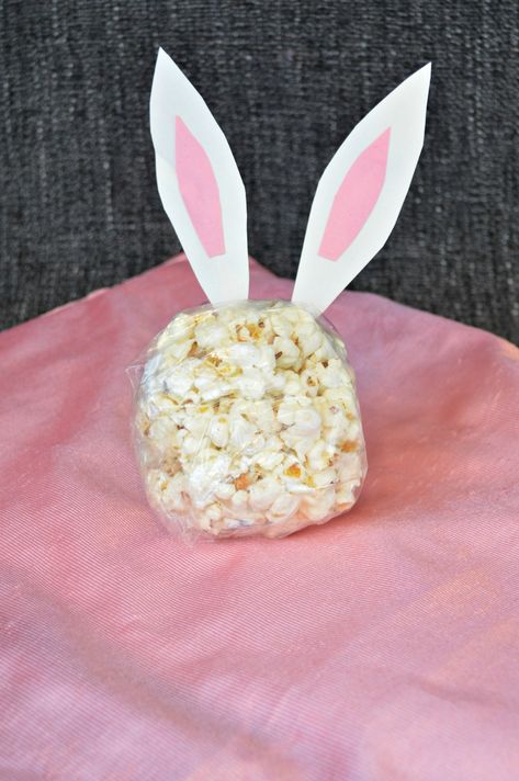 Bunny Popcorn, Bunny Snacks, Easter Popcorn, Popcorn Ball, Easter Deserts, Popcorn Balls, Baby Boy 1st Birthday Party, Easter Basket Ideas, Ziploc Bag