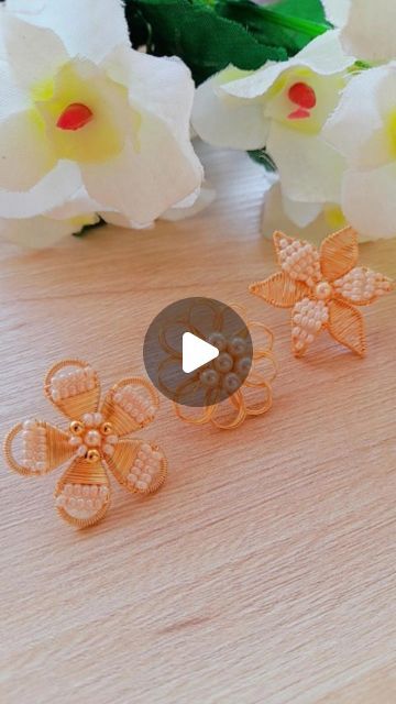 𝑨𝒄𝒄𝒆𝒔𝒐𝒓𝒊𝒐𝒔 𝑨𝒏𝒂𝒍𝒐𝒊𝒔 on Instagram: ""Tutorial de Topos de Flores 🏵🪷🌸"  ¡Aprende a crear hermosos aretes pequeños con nuestro tutorial paso a paso! No se requiere experiencia previa, ya que te guiaremos a través de las técnicas de alambrismo para crear tres diseños únicos. Descubre cómo trabajar con alambre para dar forma a hermosos aretes que complementarán cualquier atuendo.  En este tutorial, aprenderás: - Las bases del alambrismo - Tres diseños de aretes pequeños - Consejos y trucos para perfeccionar tus creaciones  ¡Despierta tu creatividad y comienza a elaborar tus propios aretes hoy mismo! Obtén acceso instantáneo al tutorial y sorprende a todos con tus habilidades artesanales. ¡No te pierdas esta oportunidad de aprender un arte nuevo y emocionante!  ¡Contáctanos al Cute Pink Flower Earrings With Ear Wire, Dainty Flower-shaped Jewelry With Ear Wire, Minimalist Flower-shaped Earrings With Ear Wire, Party Flower-shaped Earrings With Ear Wire, Artistic Flower-shaped Earrings With Ear Wire, Instagram Tutorial, No Se, Wire Jewelry, On Instagram