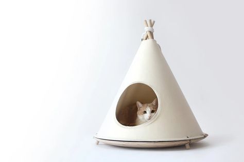 Modern cat beds that are beautifully made and easy to assemble. All Tuft + Paw beds include a 30-day happiness guarantee. Camper Cat, Choco Cat, Cat Teepee, Modern Cat Bed, Pet Diy, Modern Cat Furniture, Cat Tent, Cat Body, Luxury Cat