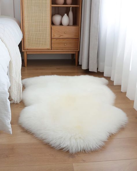 Fur Rug Bedroom, White Rug Bedroom, Yoga Carpet, Bedroom Sofa Chair, Rug Sheepskin, Fur Carpet, Cozy Rugs, Faux Fur Rug, Carpet For Living Room