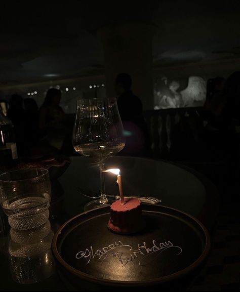 Birthday Cake Restaurant, Dinner Table Photography, Luxury Birthday Cake, Cake Restaurant, Cake Luxury, Birthday Sparklers, Money Birthday, Night Candle, Birthday Couple