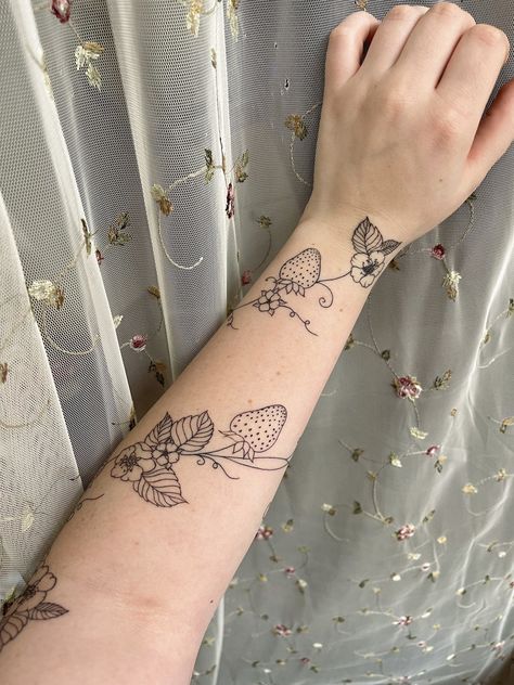 bug girl on Twitter: "everyone shut up rn and look at my strawberry arm!!!! https://t.co/l5KXVLCWVj" / Twitter Strawberry Vine Tattoo Simple, Strawberry Vine Tattoo, Tatuaje Studio Ghibli, Strawberry Vine, Fruit Tattoo, Vine Tattoo, Garden Tattoos, Garden Tattoo, Vine Tattoos