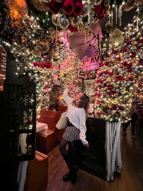 Rolf’s is NYC’s unofficial Christmas destination… and it’s definitely one of Instagram‘s favorite holiday spots. Find all infos on the blog! German Restaurant, Christmas Destinations, Traditional Colonial, Christmas Holiday Decor, Colonial Christmas, Twinkle Lights, Best Christmas, Holiday Decor Christmas, Favorite Holiday