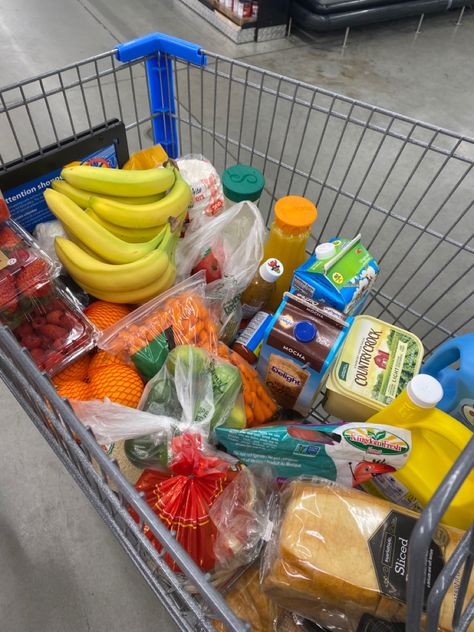 Healthy Food Shopping, Grocery Shopping Aesthetic, Supermarket Aesthetic, Track Food, Buying Food, Health Facts Food, Healthy Lunch Snacks, Grocery Supermarket, Grocery Foods