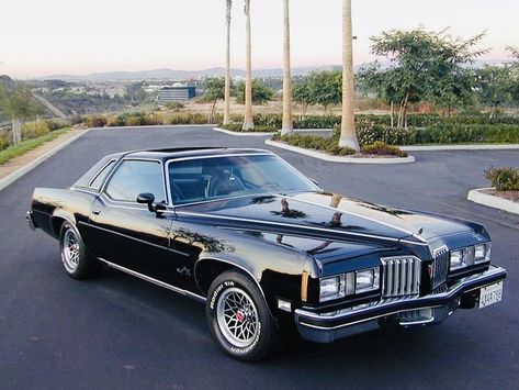 70s Cars, American Flag Wallpaper, Pontiac Cars, Vintage Muscle Cars, Cool Car Pictures, Vintage Muscle, American Classic Cars, Pontiac Grand Prix, Us Cars