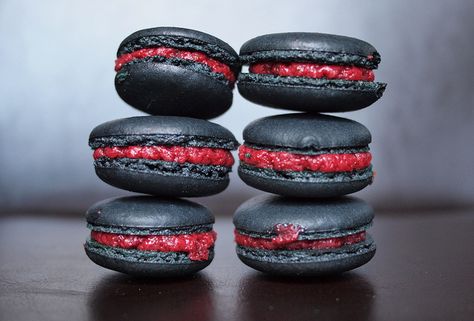 Strawberry & Black Pepper Macaroons by Swamibu, via Flickr Black Macarons, Halloween Macarons, Postres Halloween, Vampire Party, Chocolate Macaroons, Wedding Treats, Macaron Recipe, Whoopie Pies, Halloween Cakes