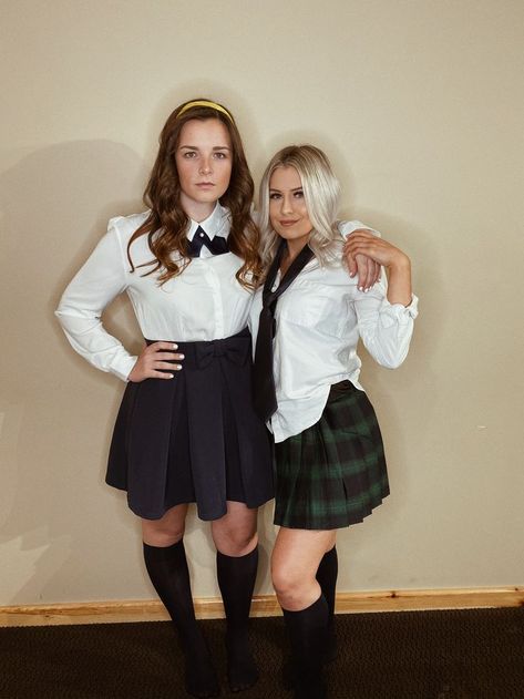 Blair Waldorf And Serena Costume, Blair Waldorf And Serena Van Der Woodsen Costumes, Blair Waldorf College Outfit, Blaire Serena Halloween Costume, Serena Van Der Woodsen School Outfit, Serena Gossip Girl Costume, Blair Waldorf And Serena Van Der Woodsen, Serena Van Der Woodsen Halloween Costume, Serena And Blair Outfits