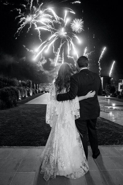 Unique Wedding Exit, Night Wedding Ideas, Cool Girl Wedding, Destination Wedding Weekend, Wedding Fireworks, Wedding Exit, Wedding Send Off, Wedding Exits, Magical Wedding