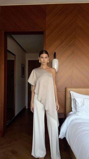 Danielle Copperman, Asymmetrical Outfit, Elegant Outfit Classy, Chique Outfits, Elegante Casual, Chic Outfit, Looks Chic, Professional Outfits, Guest Outfit