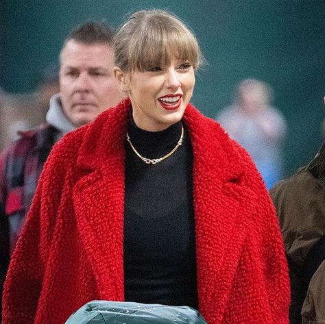 espnW on Instagram: "Taylor Swift and Simone Biles at Lambeau ❤️" 2023 Taylor Swift, Matching Loungewear Set, Instagram Taylor Swift, To All My Friends, Chiefs Game, Taylor Swift Web, Coat Trends, Taylor Swift Funny, Simone Biles