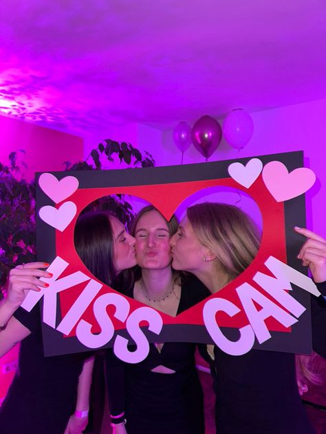 Kiss cam | Party aesthetic | coole Party Extras | Friends | friendgroup | three girls Kiss Cam Party, Girl Nails Aesthetic, February Birthday Party Ideas, Teenage Summer Party, Aesthetic Nails Acrylic, Friends Kiss, Outfit Ideas Elegant, Diy Paper Lanterns, Hollywood Birthday Parties